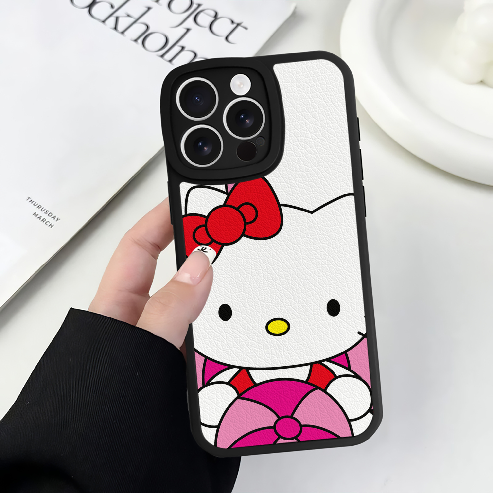 （画像用） Hello Kitty ハローキティ 【iPhone 16シリーズ対応】シリコンスマホケース（レザー調） 材質：シリコン